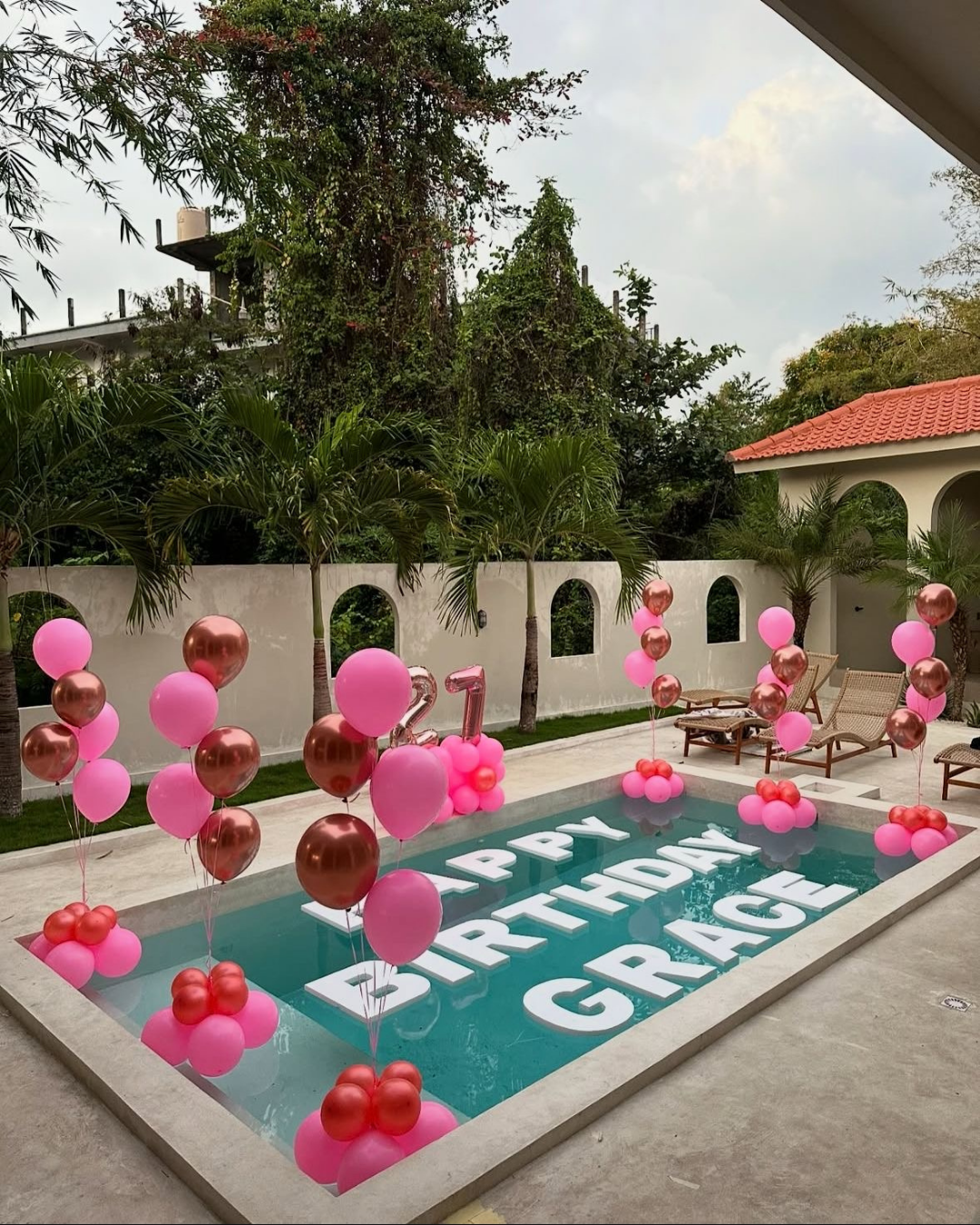 Balloon Decoration: Pool